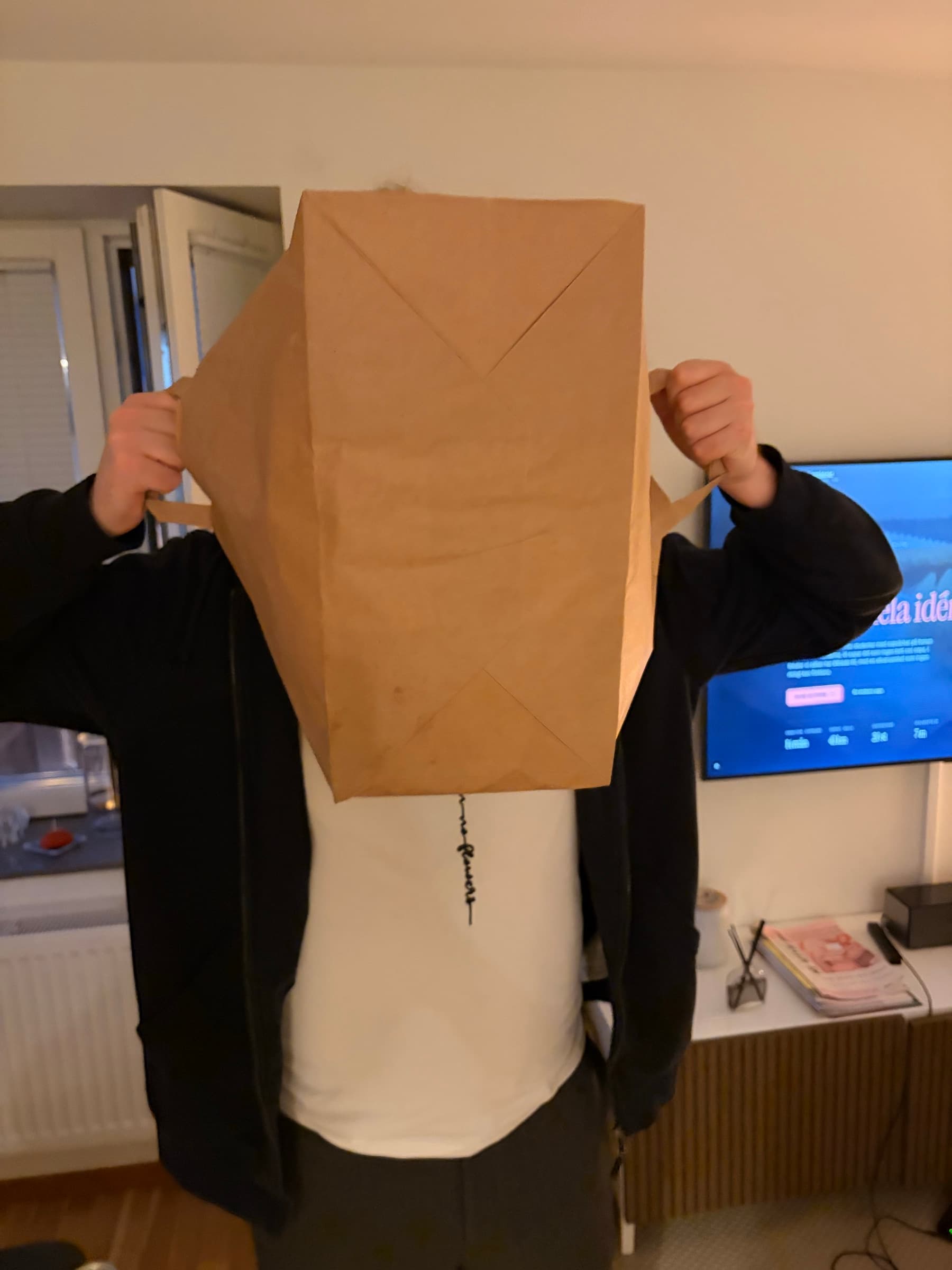 Sopmästerist med papperspåse på huvudet