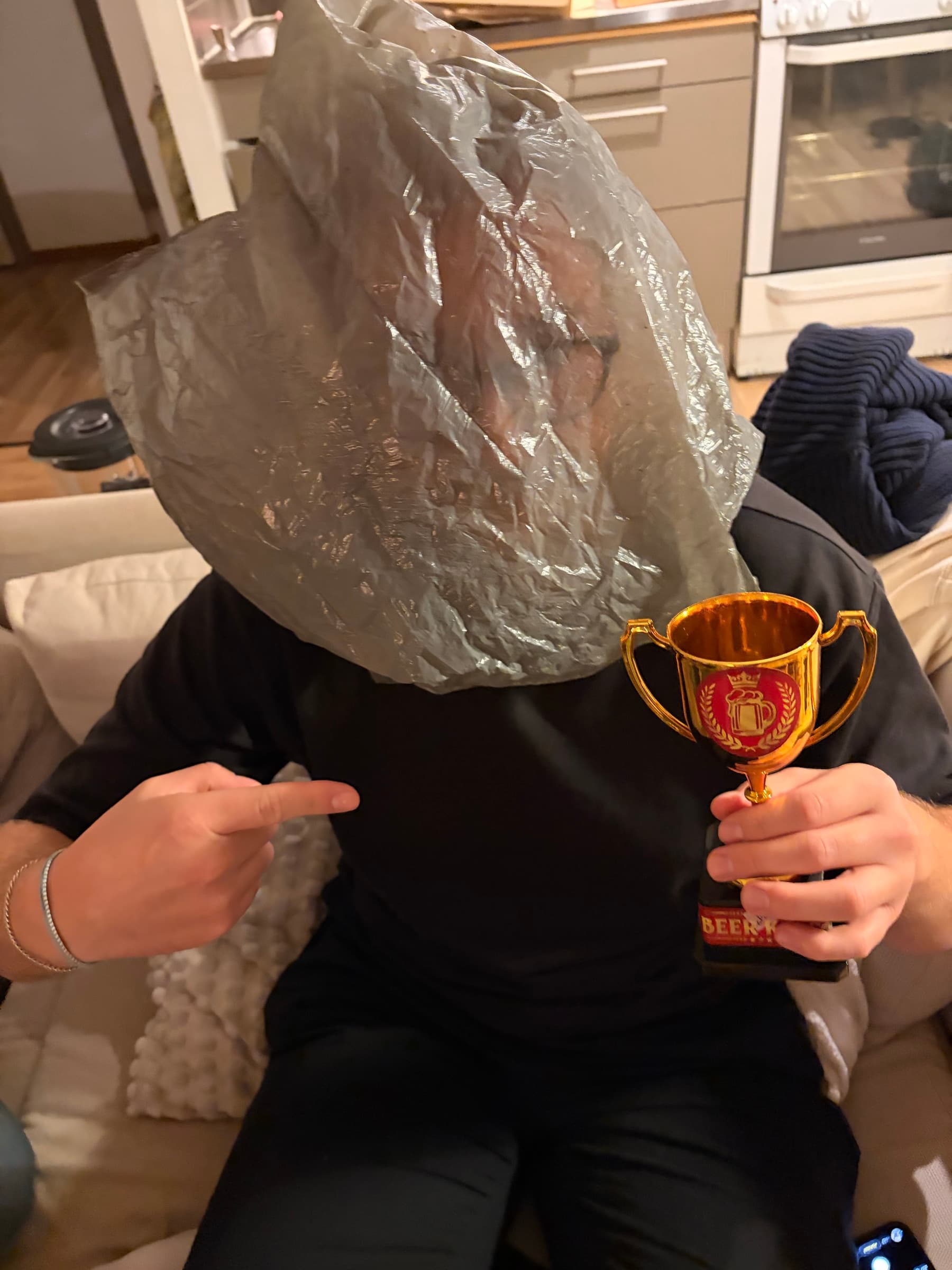 Pokalen och påsen i samma bild, vilket sammanfattar oss