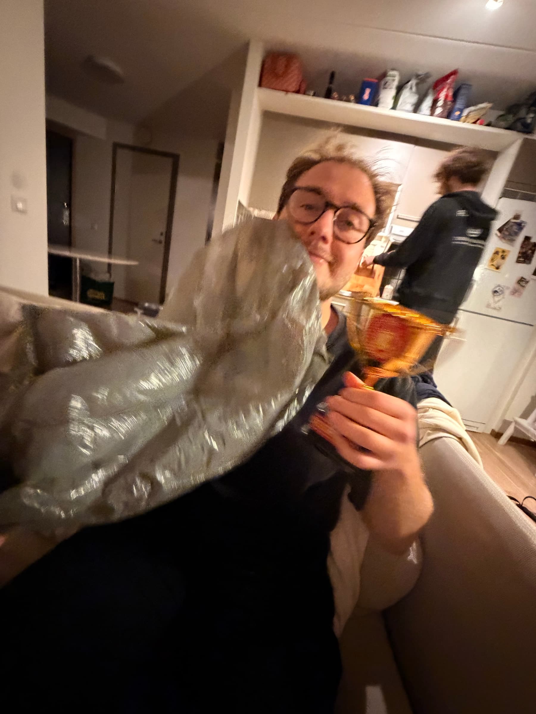 Pokalen delas ut. Ingen minns vem som köpte den
