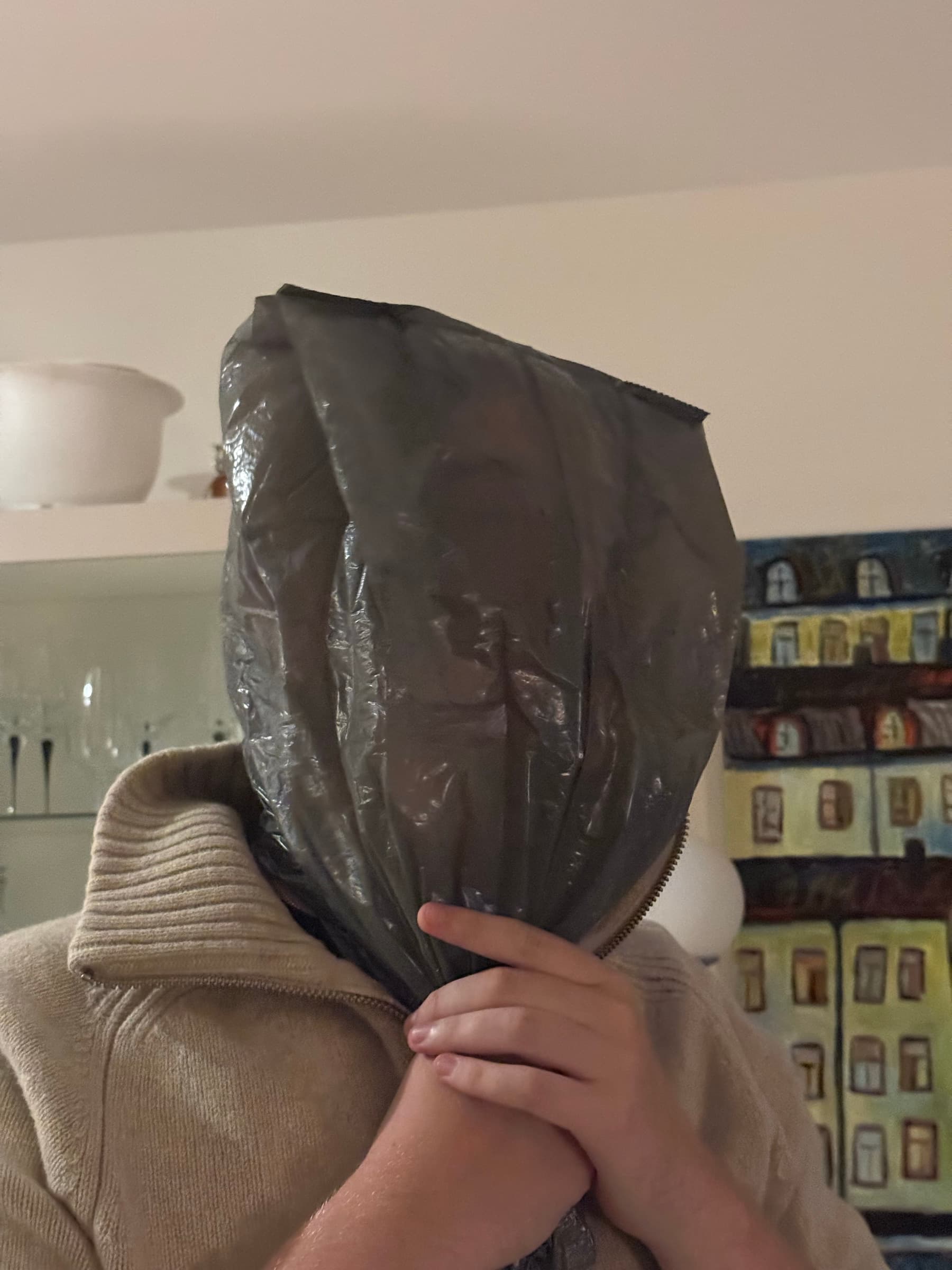 Sopmästerist med soppåse över huvudet