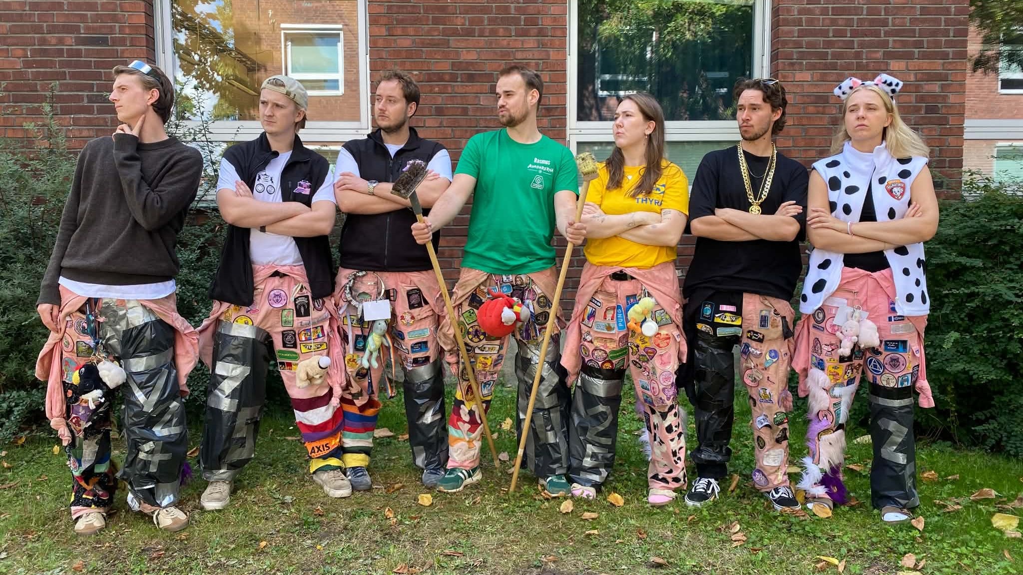 Sopmästeriets aktiva uppställda på rad utanför E-huset